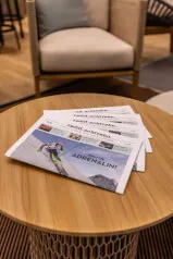 Stapel von 'zwölf.achtzehn' Zeitungen mit Artikeln über Mittelmeerschiffe und Abenteuer in Sardinien