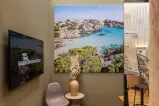 Ein Zimmer mit einem Bild eines Sees, einem Fernseher und der Aufschrift 'JABED, WIR, SIND., EIGENTÜMERGEFÜHRT'