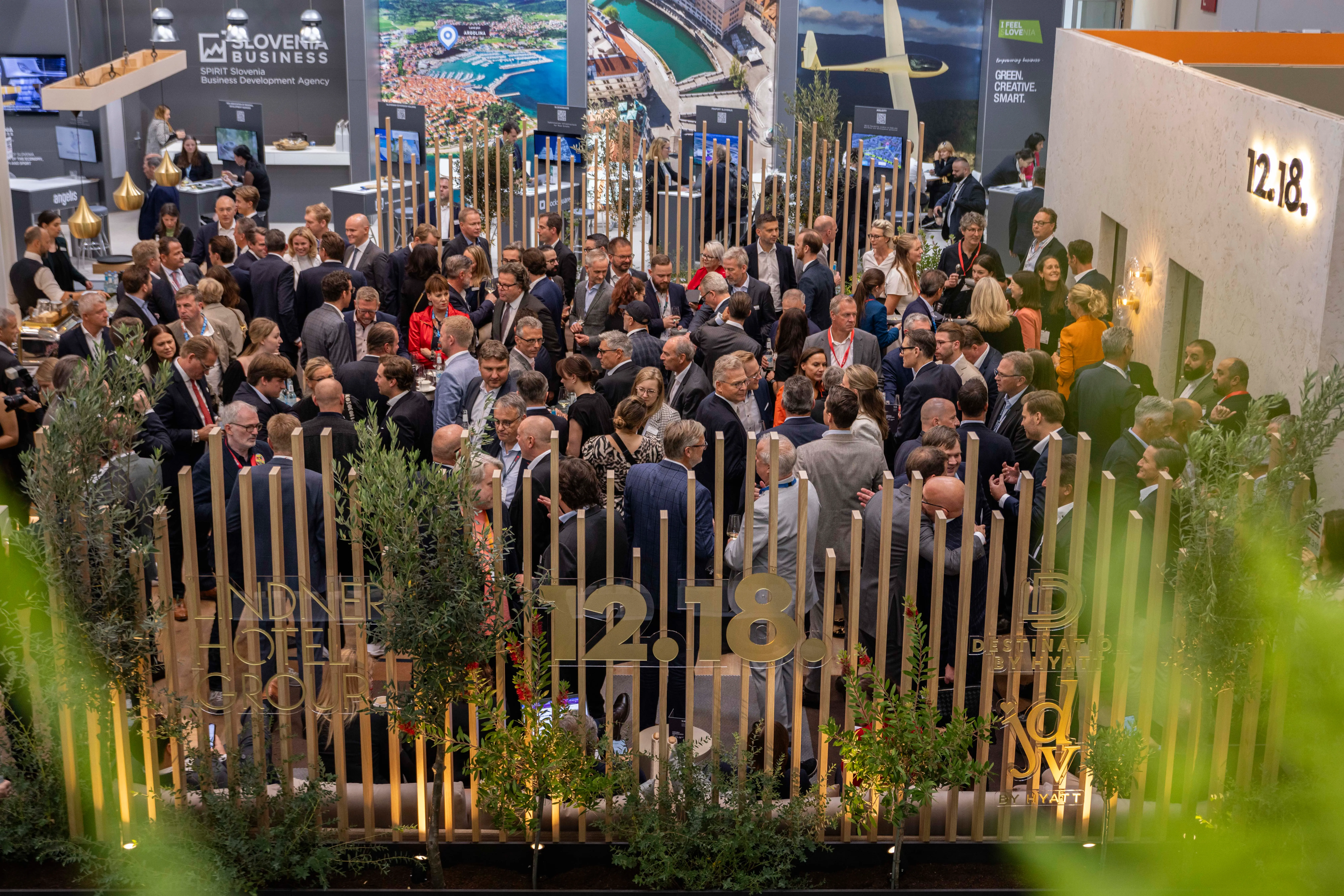Professionelle Netzwerkveranstaltung mit Gästen bei den Ständen 12 und 18 auf der Messe.