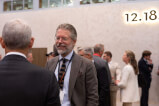 Ein Mann in Anzug und Krawatte bei 12.18, KINTYPO, URBAN RETHINKERS S GmCH Veranstaltung
