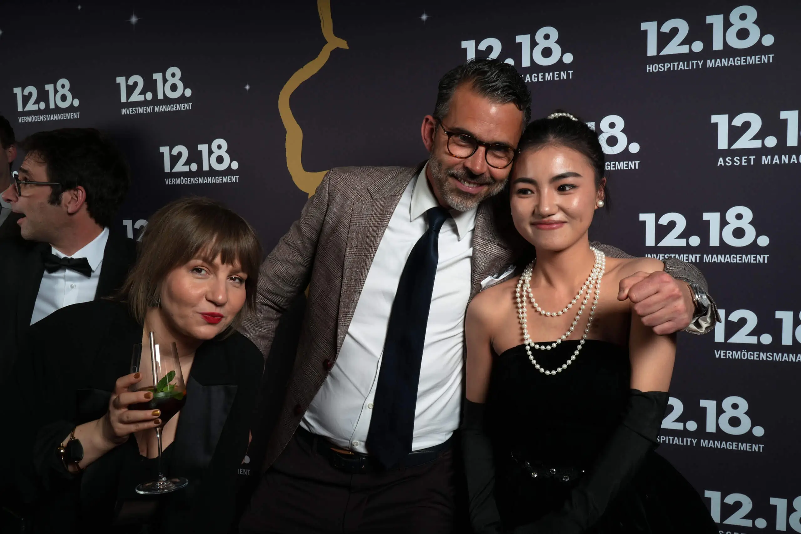 Elegantes Treffen mit stilvollen Personen bei einer formellen Veranstaltung.