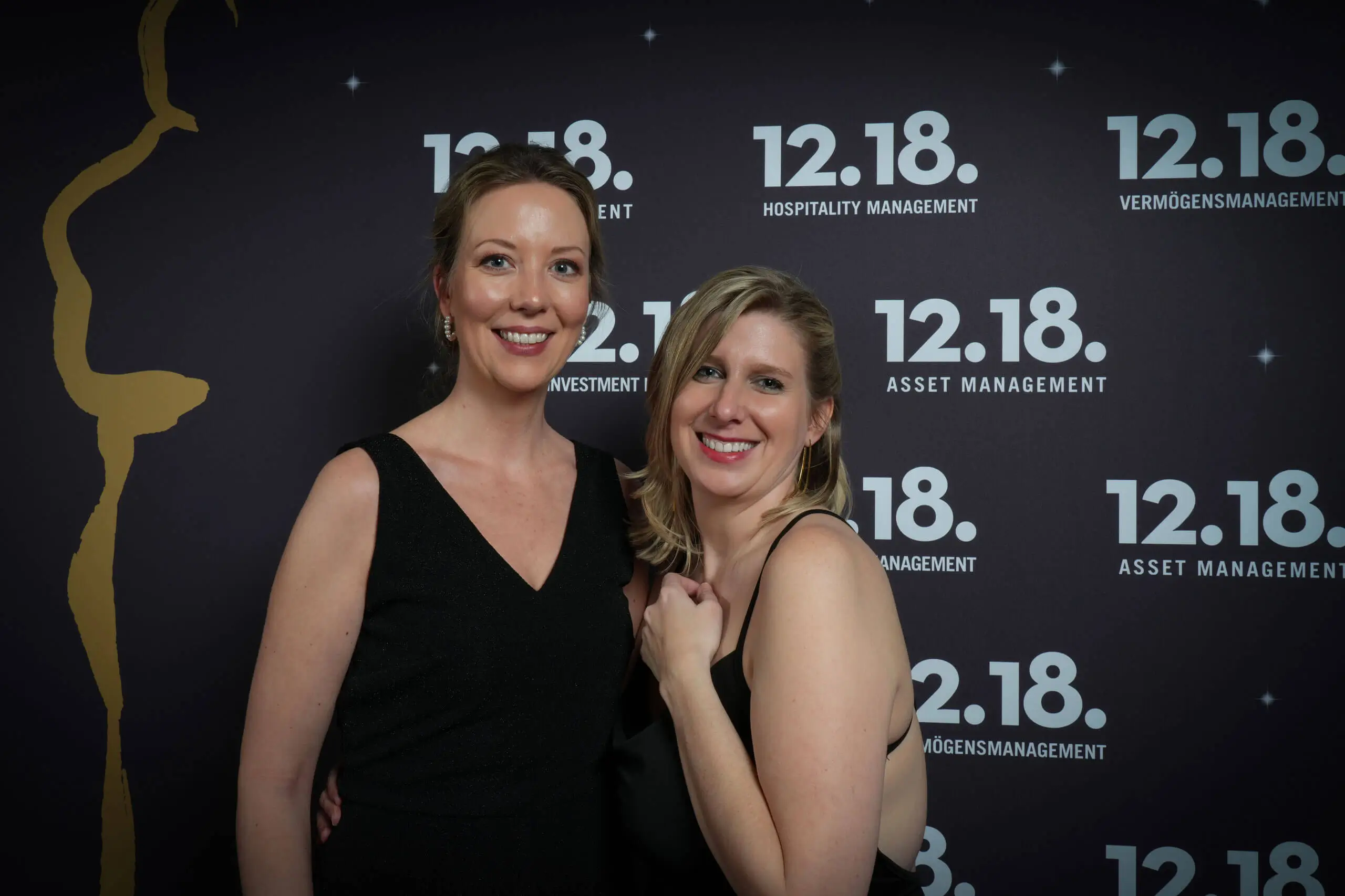 Zwei Frauen genießen einen Moment beim 12.18 Hospitality und Vermögensverwaltung Event.
