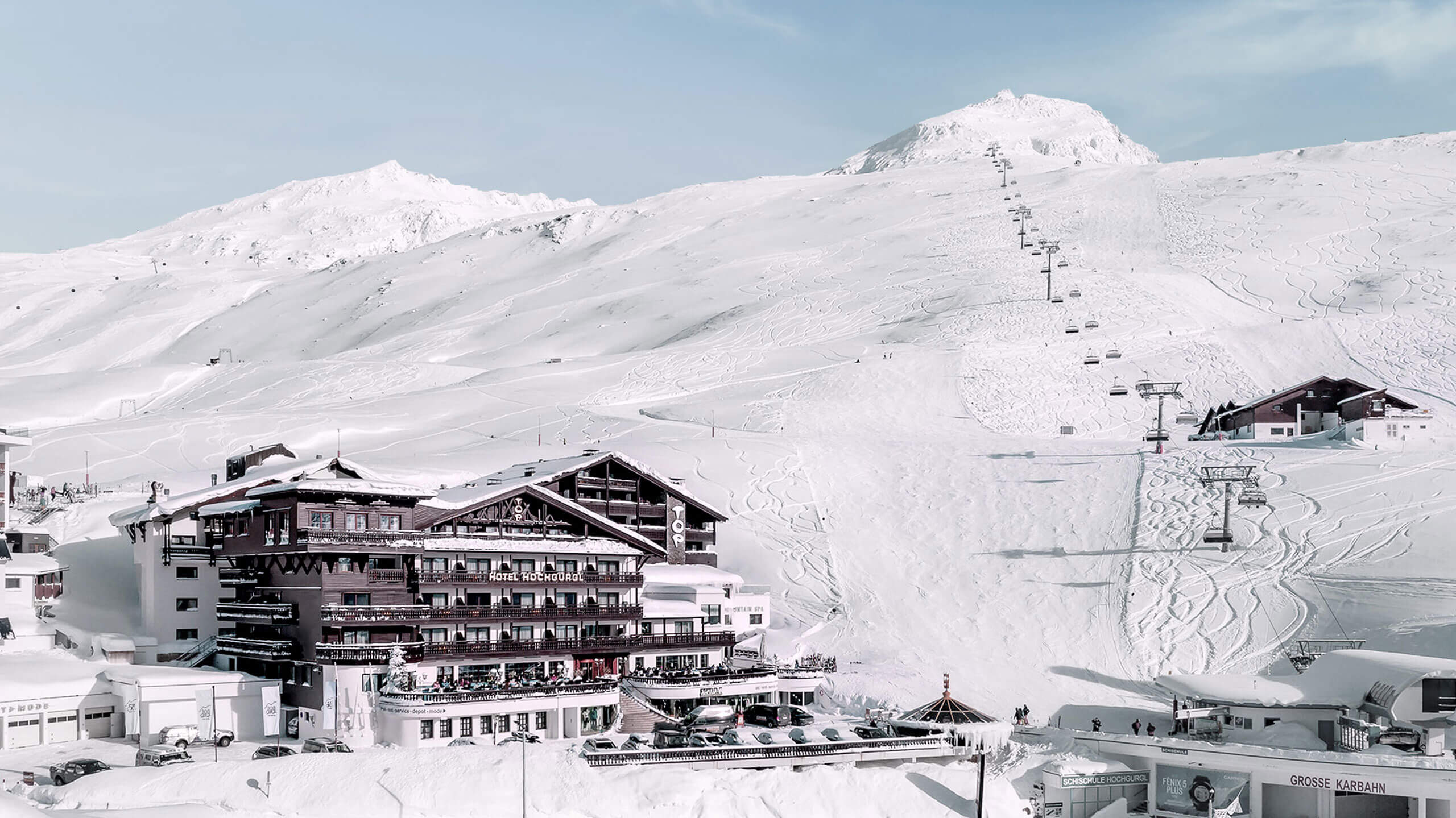 Ein Gebäude auf einem verschneiten Berg in einem Skigebiet