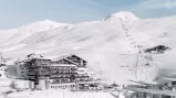 Ein Gebäude auf einem schneebedeckten Berg nahe der GROSSEN KARBAHN und SCHISCHULE HOCHGURGL, ideal für touristische Immobilien
