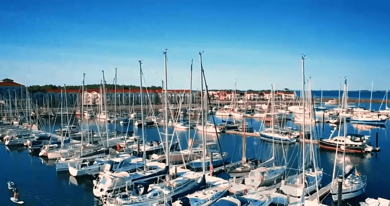 Segelboote im Hafen des BEECH Resort Boltenhagen, eine erstklassige Lage an der Ostsee.